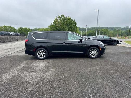 Brilliant Black Crystal Pearlcoat 2023 Chrysler Pacifica Touring-L