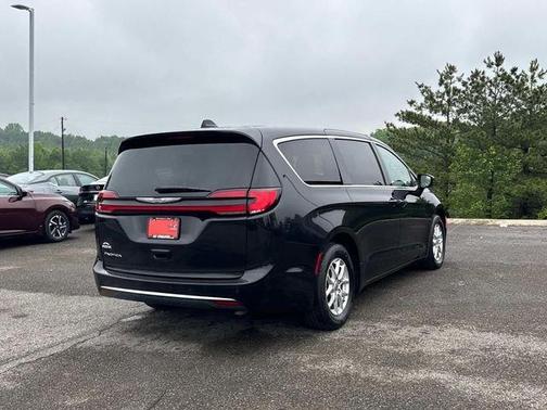 Brilliant Black Crystal Pearlcoat 2023 Chrysler Pacifica Touring-L