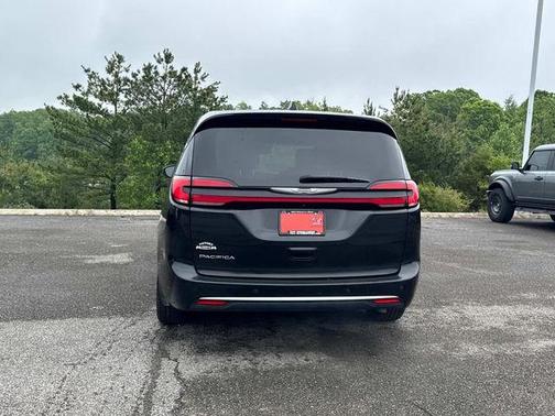Brilliant Black Crystal Pearlcoat 2023 Chrysler Pacifica Touring-L