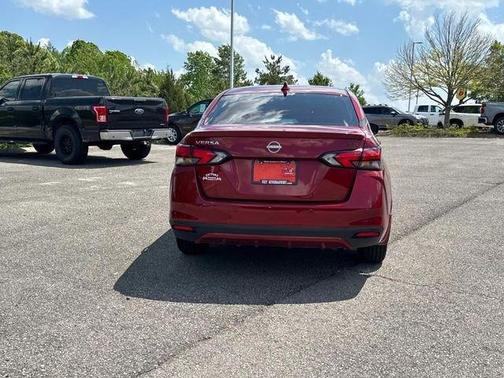 Scarlet Ember 2025 Nissan Versa 1.6 SR