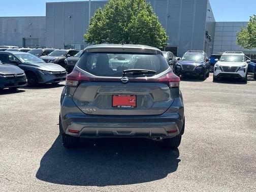 Gun Metallic 2024 Nissan Kicks S