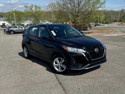 Super Black 2025 Nissan Kicks Play S