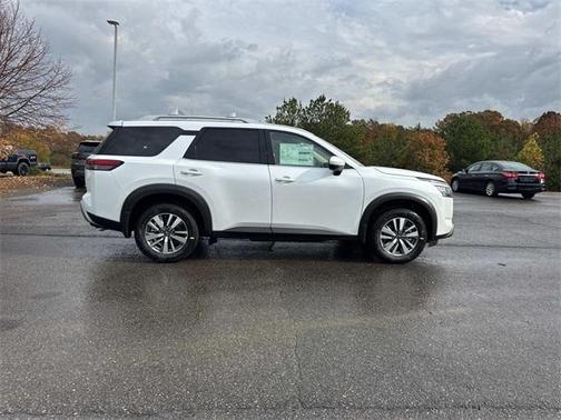 2025 Nissan Pathfinder SL