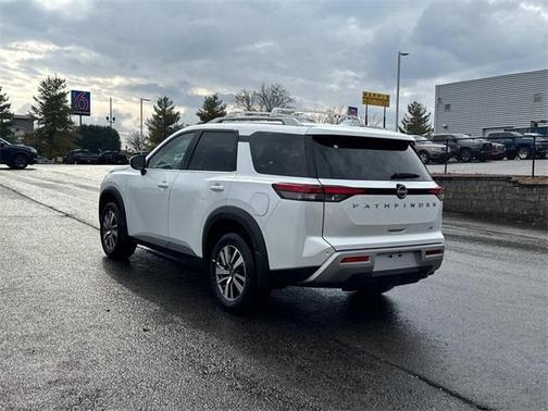 2025 Nissan Pathfinder SL