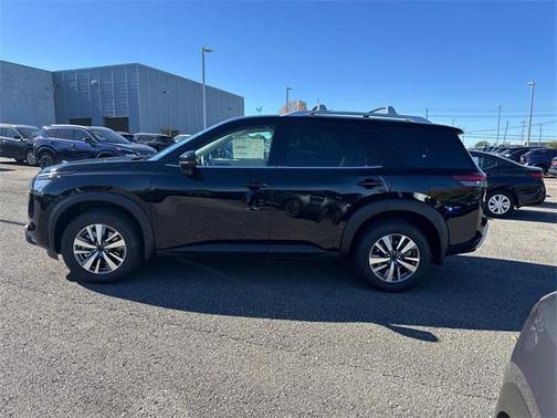 2025 Nissan Pathfinder SL