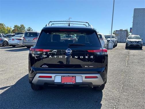 2025 Nissan Pathfinder SL
