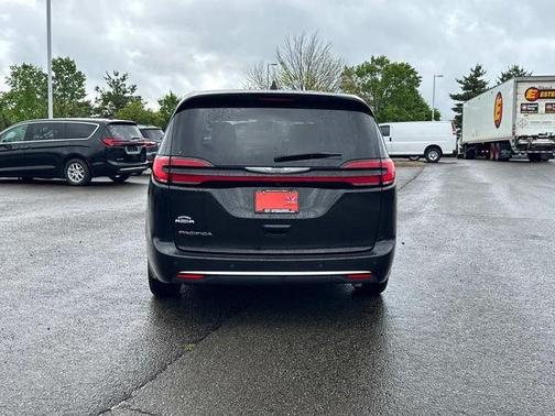 Brilliant Black Crystal Pearlcoat 2023 Chrysler Pacifica Touring-L
