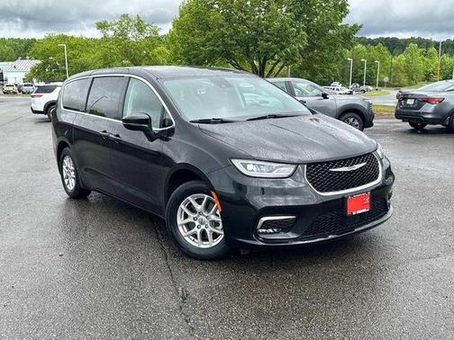 Brilliant Black Crystal Pearlcoat 2023 Chrysler Pacifica Touring-L
