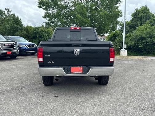 Brilliant Black Crystal Pearlcoat 2018 RAM 1500 SLT