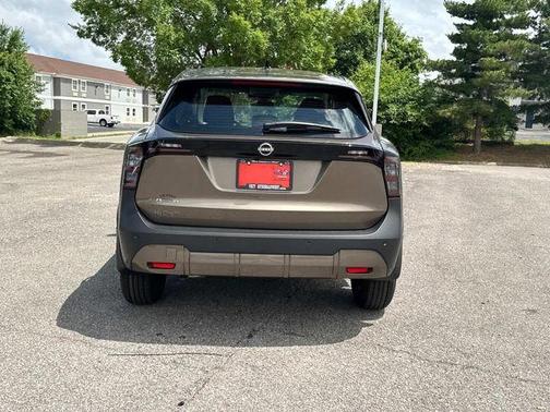 Canyon Bronze M 2026 Nissan Kicks S