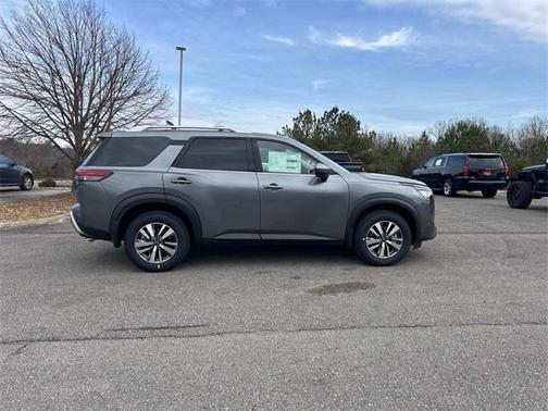 2025 Nissan Pathfinder SL