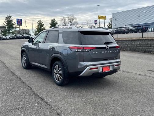 2025 Nissan Pathfinder SL
