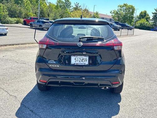 Super Black 2025 Nissan Kicks Play S