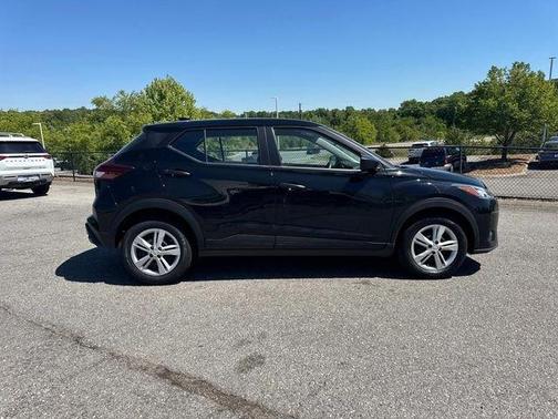 Super Black 2025 Nissan Kicks Play S