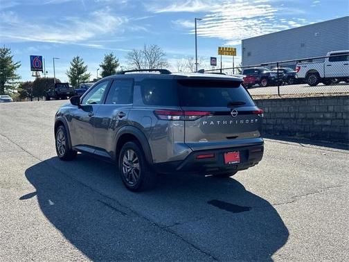 2024 Nissan Pathfinder SV