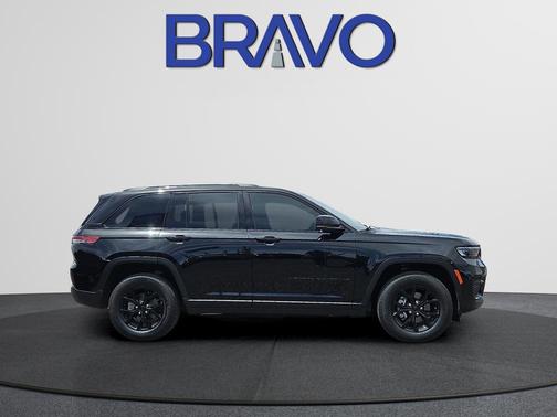 Diamond Black 2024 Jeep Grand Cherokee Laredo