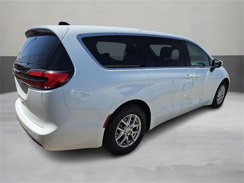2023 Chrysler Pacifica Touring-L