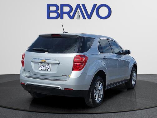 Silver Ice Metallic 2017 Chevrolet Equinox LS