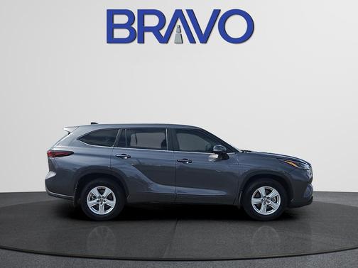Magnetic Gray Metallic 2024 Toyota Highlander LE