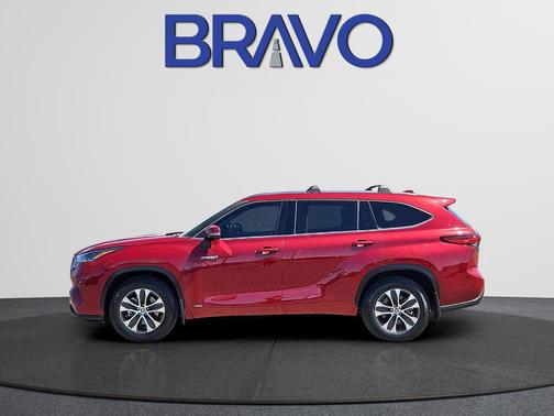 Pearl 2021 Toyota Highlander Hybrid XLE