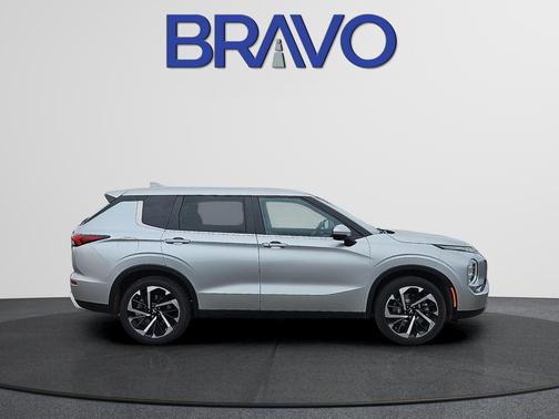 Silver 2024 Mitsubishi Outlander SE