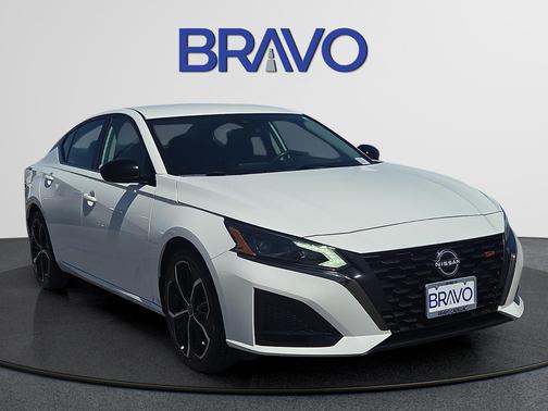 Glacier White 2024 Nissan Altima 2.5 SR