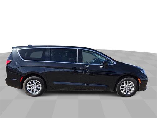 2023 Chrysler Pacifica Touring-L
