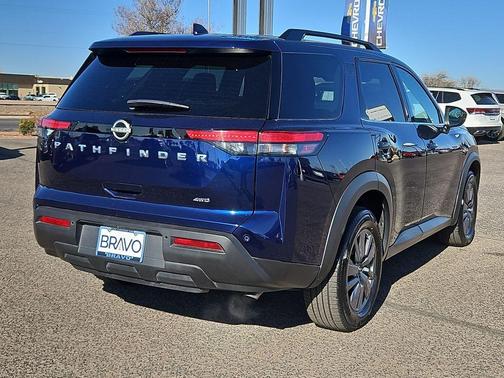 2025 Nissan Pathfinder SV