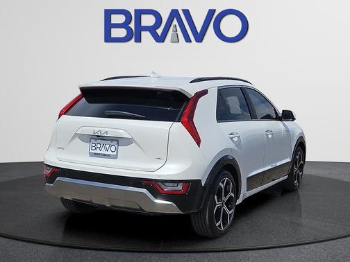 Snow White Pearl 2025 Kia Niro SX Touring