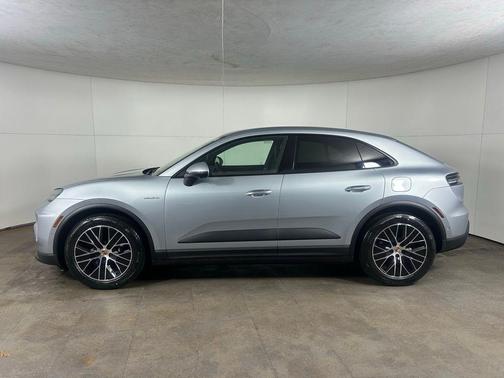 Dolomite Silver Metallic 2026 Porsche Macan 4
