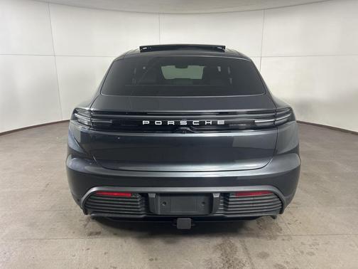 2026 Porsche Macan 4