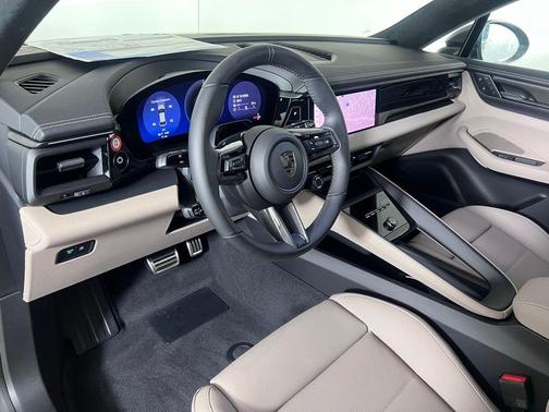 Aventurine Green Metallic 2026 Porsche Macan Turbo