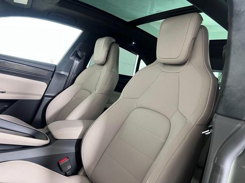 Aventurine Green Metallic 2026 Porsche Macan Turbo