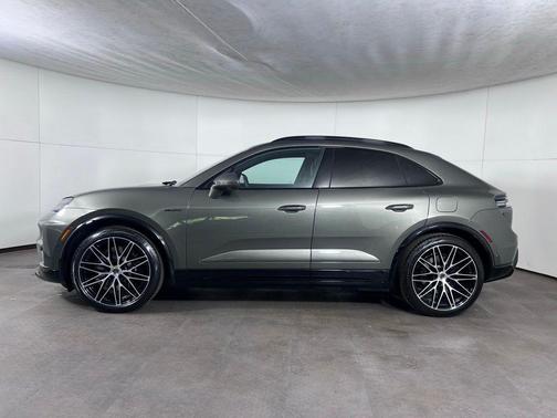 Aventurine Green Metallic 2026 Porsche Macan Turbo
