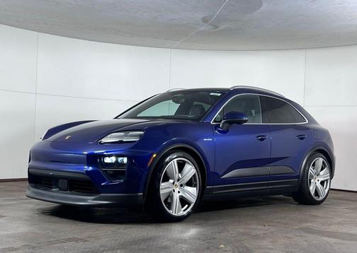 Gentian Blue Metallic 2024 Porsche Macan 4