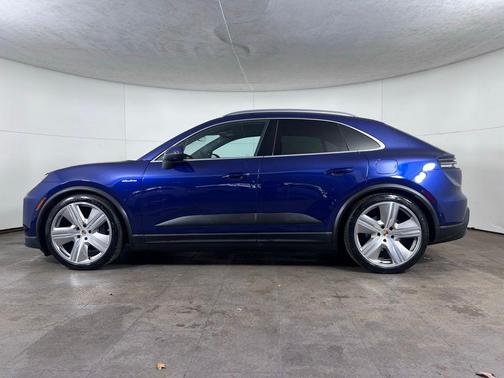 Gentian Blue Metallic 2024 Porsche Macan 4
