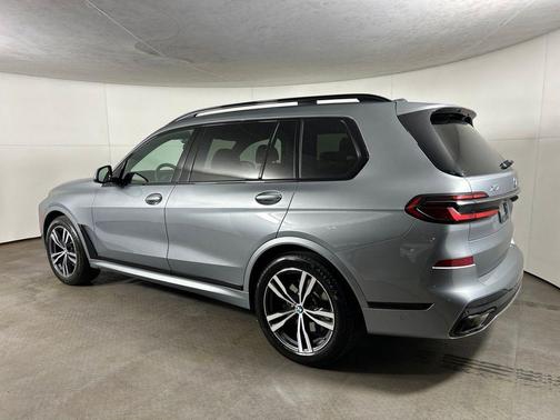 Gray Metallic 2025 BMW X7 xDrive40i