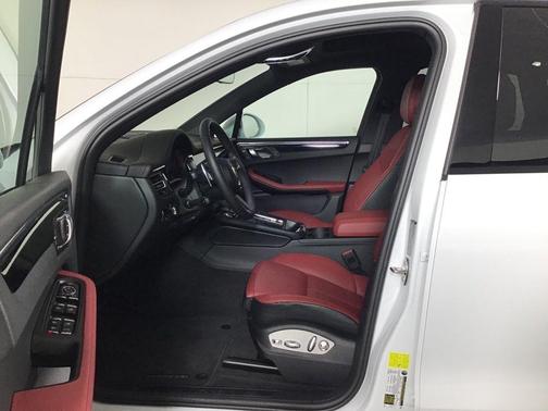 Carrara White Metallic 2026 Porsche Macan