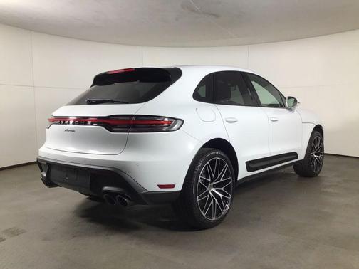 Carrara White Metallic 2026 Porsche Macan