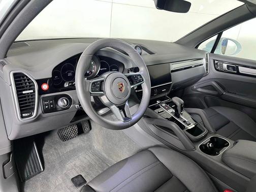 Carrara White Metallic 2023 Porsche Cayenne Platinum Edition