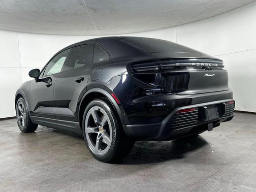 2026 Porsche Macan 4