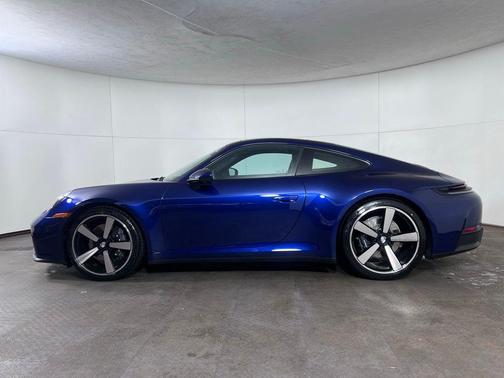 Gentian Blue Metallic 2026 Porsche 911 Carrera