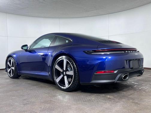 Gentian Blue Metallic 2026 Porsche 911 Carrera
