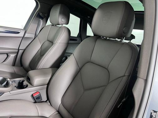 Dolomite Silver Metallic 2026 Porsche Macan Base