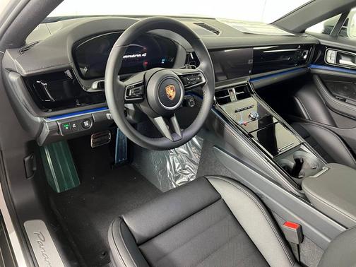 2026 Porsche Panamera 4