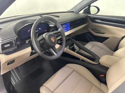 Oak Green Metallic 2026 Porsche Macan 4