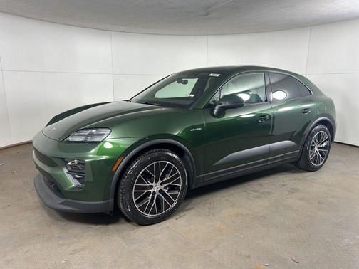 Oak Green Metallic 2026 Porsche Macan 4