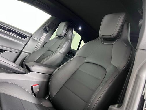 Jet Black Metallic 2026 Porsche Macan 4