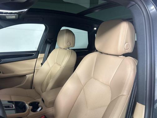 Volcano Grey Metallic 2025 Porsche Macan