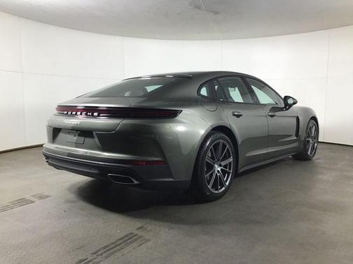 Aventurine Green Metallic 2026 Porsche Panamera 4